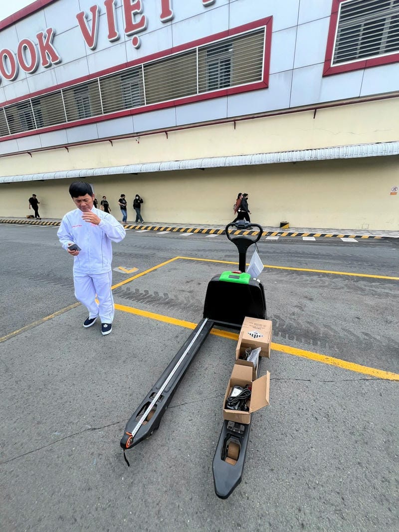 , nếu kho chủ yếu trung chuyển pallet trên mặt sàn phẳng và không cần nâng