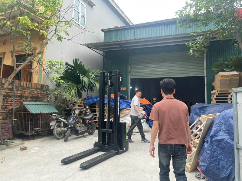 Xe nâng tay điện phù hợp kho kín, lối hẹp, tần suất nâng chuyển vừa phải