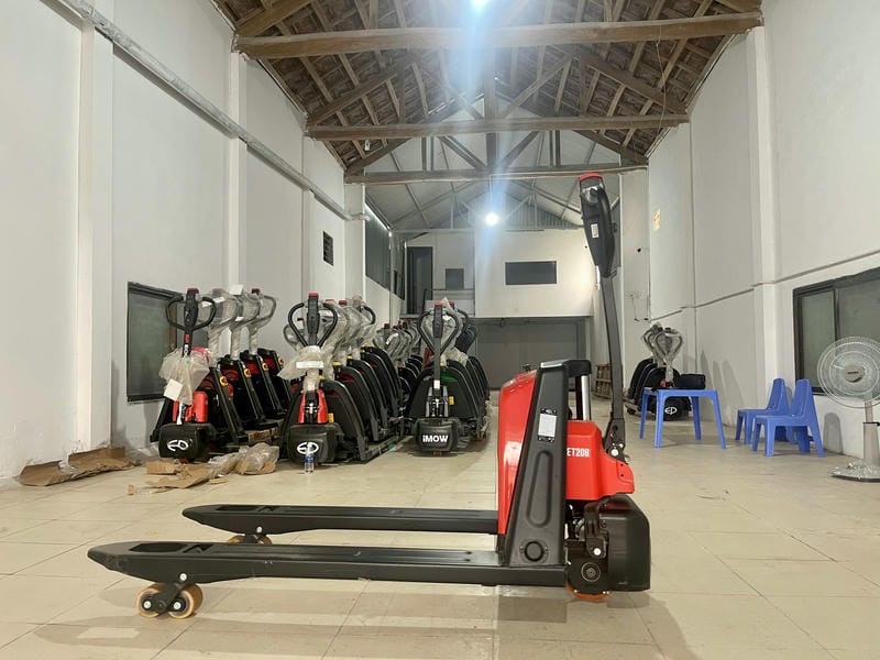 Đáng kể nếu tải đặt đúng tâm và pallet phù hợp kích thước càng