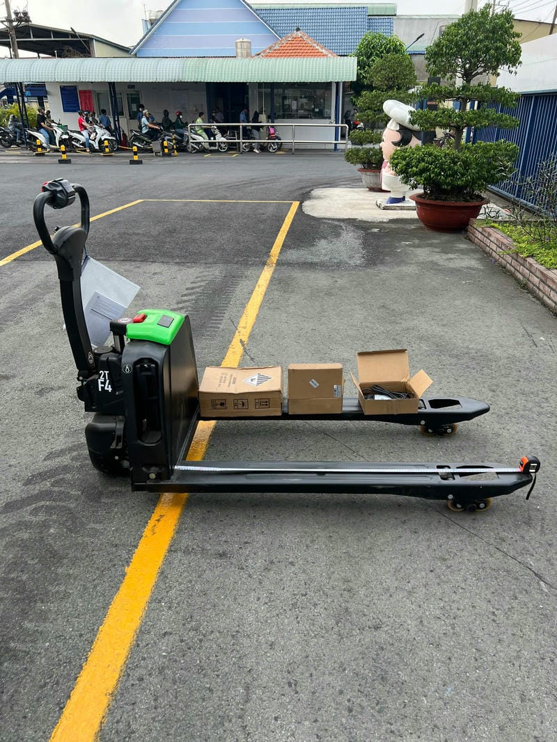 Xe nâng tay điện chỉ phù hợp pallet thấp, quãng chạy ngắn và môi trường trong